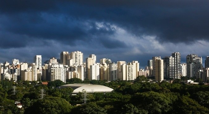 Máxima atinge os 30°C pela manhã e pancadas de chuva caem no final da tarde