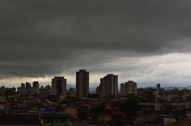 No domingo (19), praticamente não haverá alterações no clima. O céu vai continuar encoberto, com mínima de 12°C e previsão de chuviscos a qualquer hora do dia