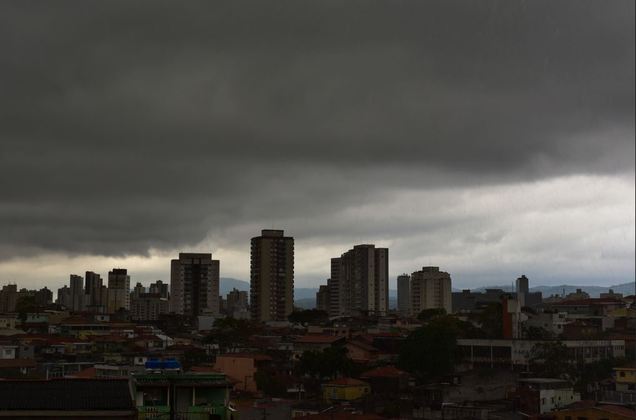 O céu encoberto chamou a atenção de muitos paulistanos neste sábado (18). De acordo com o CGE (Centro de Gerenciamento de Emergências Climáticas), da Prefeitura de São Paulo, a temperatura média está em 15°C, com muito vento, na cidade. No extremo sul, os termômetros chegaram a 12°C