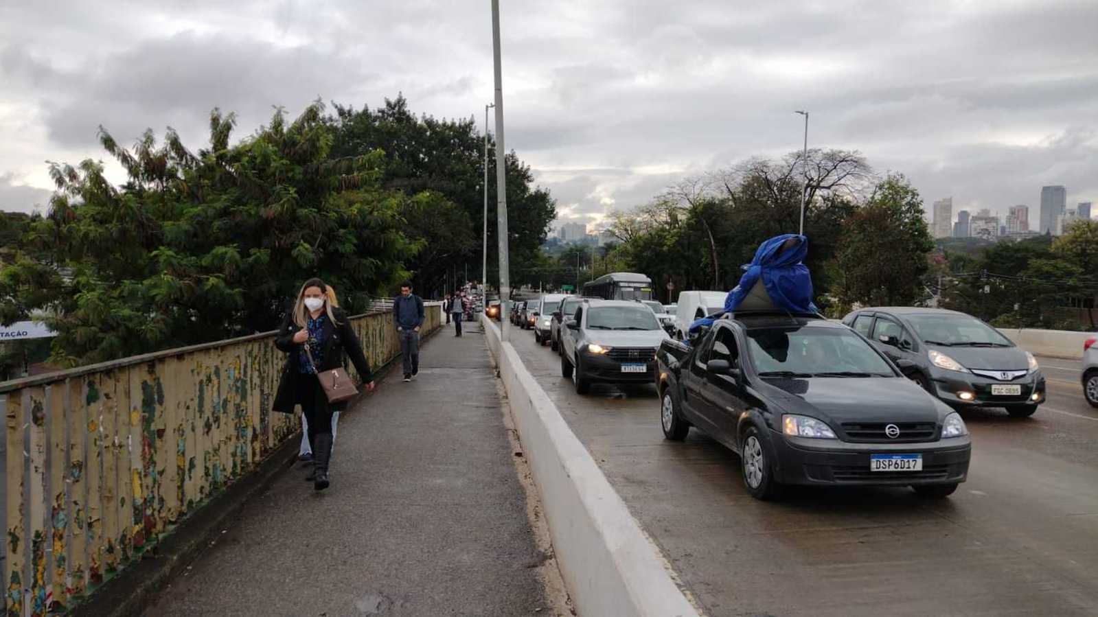 Frente fria chega, deixa céu cinza e muda o cenário de São Paulo - Fotos -  R7 São Paulo