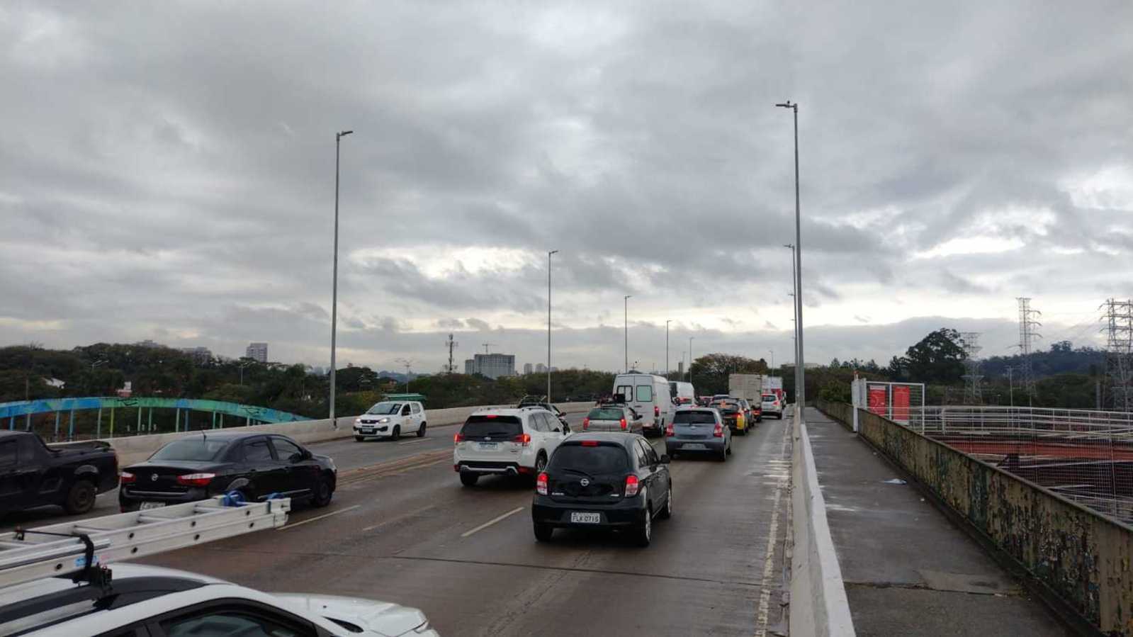 Frente fria chega, deixa céu cinza e muda o cenário de São Paulo - Fotos -  R7 São Paulo