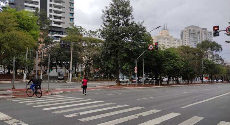 O sol aparece entre muitas nuvens em São Paulo, nesta quinta-feira (30)