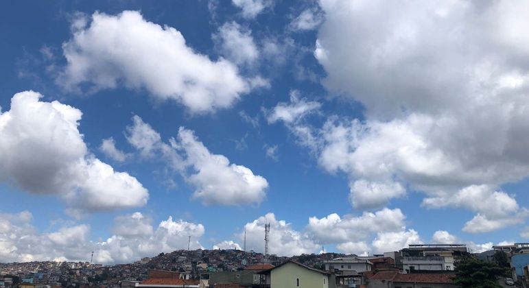 Capital deve ter forte calor e pancadas de chuva