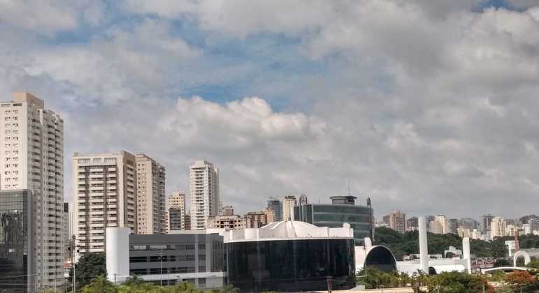 O sol aparece entre núvens em São Paulo no domingo (22)