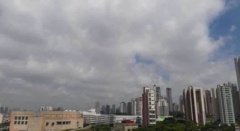 Nuvens seguem predominando na cidade de São Paulo neste domingo (6)
