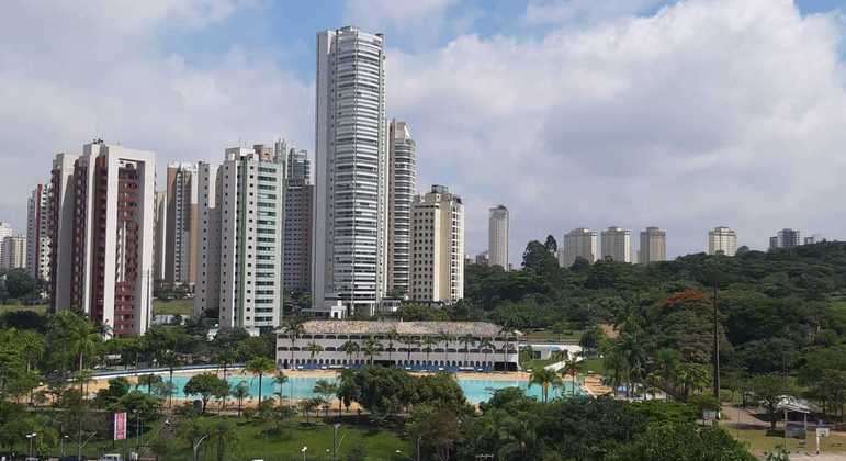 O sol brilha forte e a temperatura apresenta rápida elevação nesta quinta-feira
