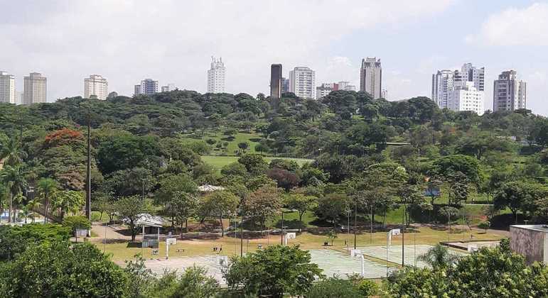 As temperaturas variam entre mínimas de 16°C e máximas que podem chegar aos 27°C