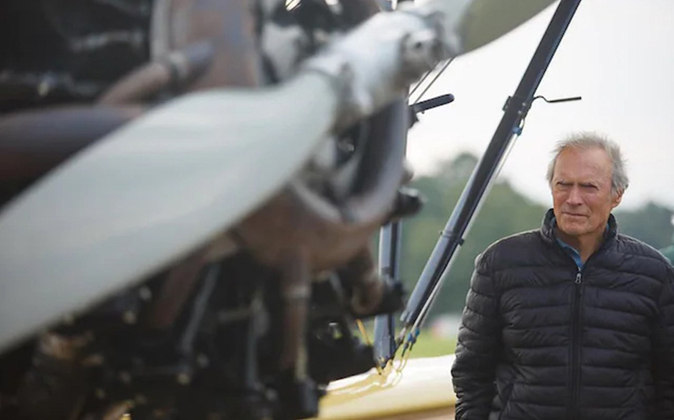 Clint Eastwood - O ator americano pilota seu próprio helicóptero para se deslocar entre os compromissos, sempre que há local para pouso. Ele tem licença há mais de 30 anos. 