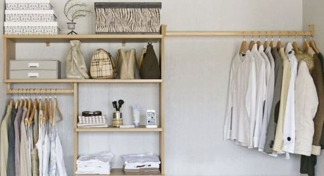 closet aberto - close com prateleiras de madeira 