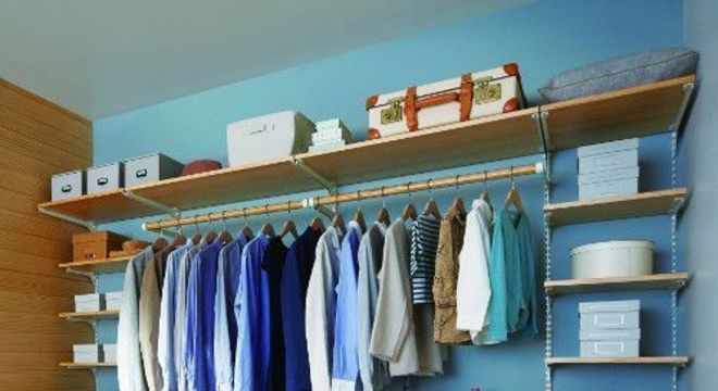 closet aberto - closet aramado com prateleiras de madeira 