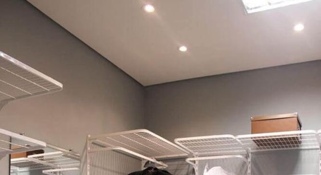 closet aberto - closet aramado com prateleiras de metal 