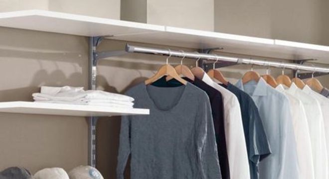 closet aberto - closet branco com prateleiras grandes 