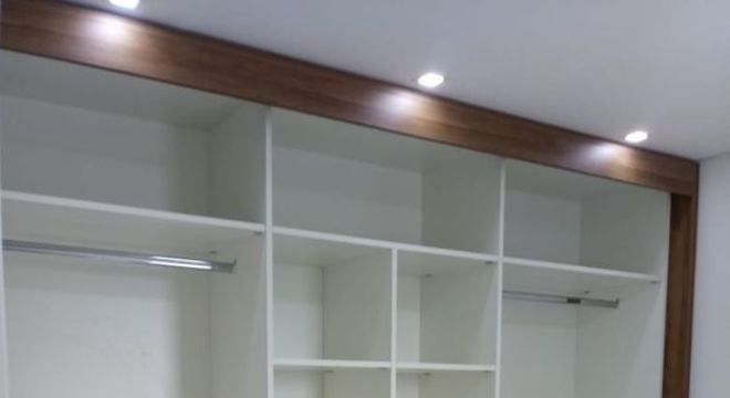 closet aberto - closet embutido com cores branca e marrom