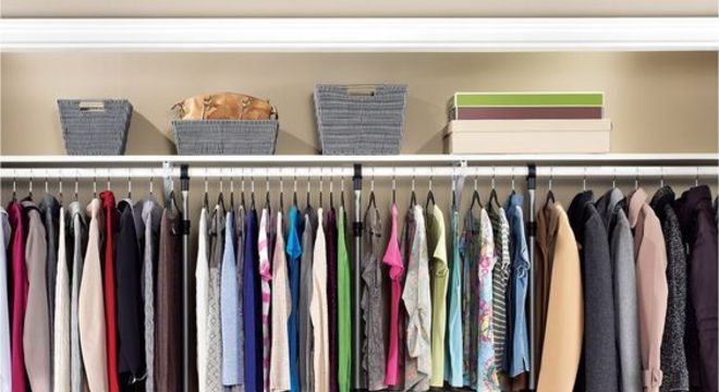 closet aberto - closet grande com prateleiras aramadas 