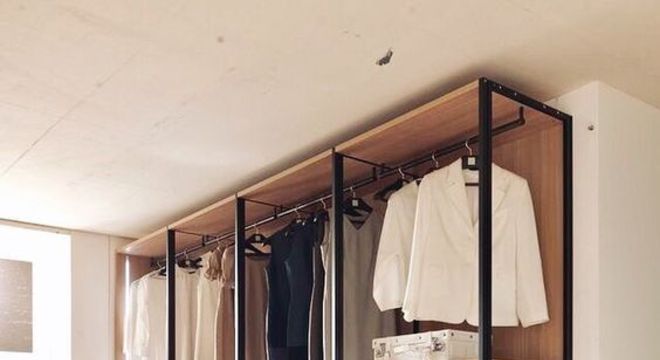 closet aberto - closet grande preto e madeira 