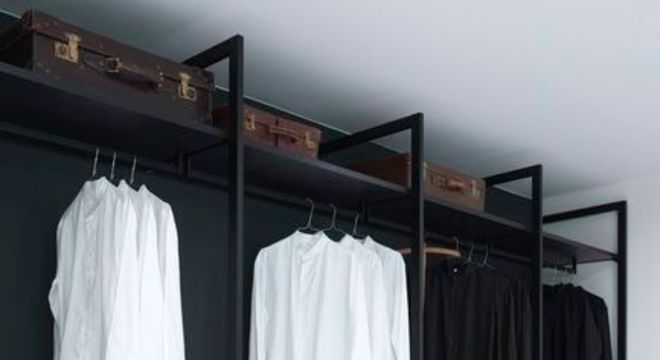 closet aberto - closet preto com camisas 