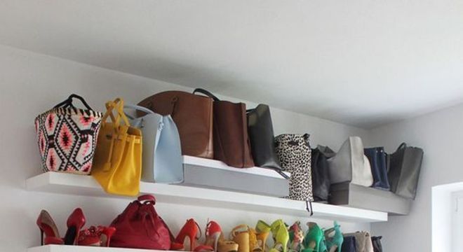 closet aberto - prateleiras de sapatos 