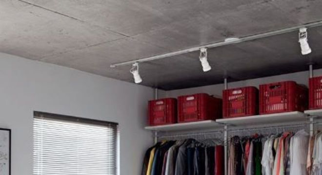 closet aberto - quarto com closet aberto e roupa de cama colorida 