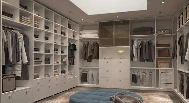 Closet feito com móveis planejados