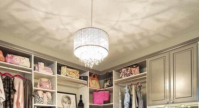 closet feminino de luxo decorado com puff rosa e cantinho para penteadeira