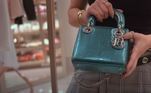 Flavia contou que uma das peças de luxo já lhe rendeu R$ 15 mil de lucro: 'Essa bolsa, por exemplo, eu comprei há três anos e acho que paguei R$ 30 mil na época, o que já é um baita investimento. Mas, hoje, se você for à loja, ela deve estar uns R$ 60 mil. Se eu abrir minha boca para vender essa bolsa hoje, não vendo por menos de R$ 45 mil'