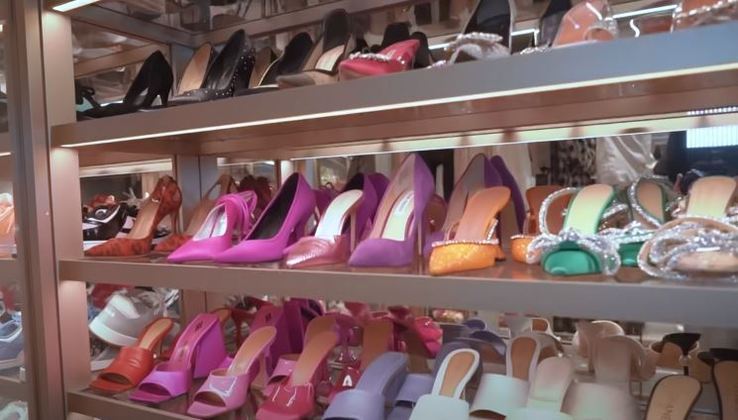 Os sapatos de salto alto também têm um lugar mais que especial: são mais de cinco prateleiras dedicadas aos modelos, que ficam expostos por cor ao lado das bolsas