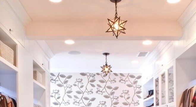 closet luxuoso decorado com papel de parede e ilha pequena 