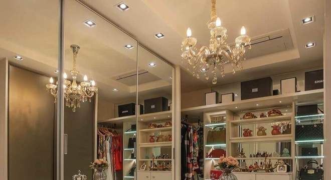 closet luxuoso decorado com portas de correr espelhadas