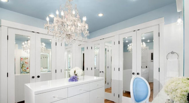 closet luxuoso decorado com portas espelhadas