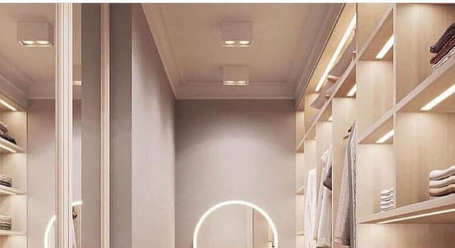 closet luxuoso pequeno decorado com cores neutras