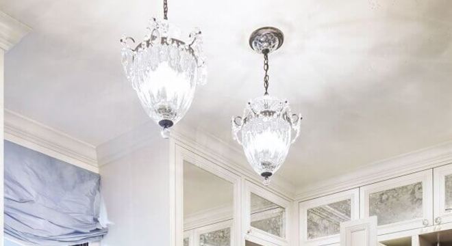 closet luxuoso pequeno decorado com tapete listrado