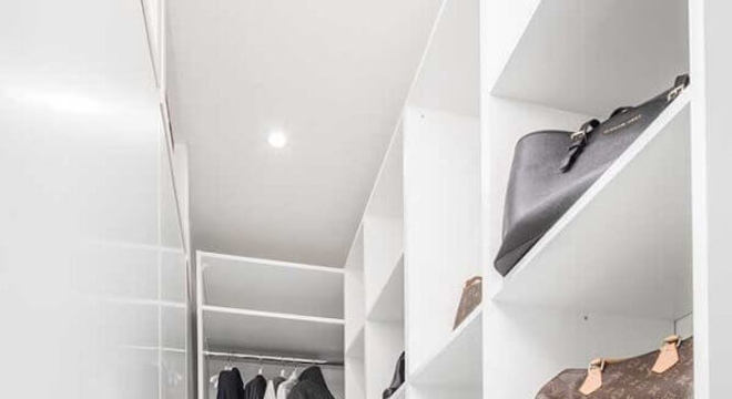 closet pequeno todo na cor branca 