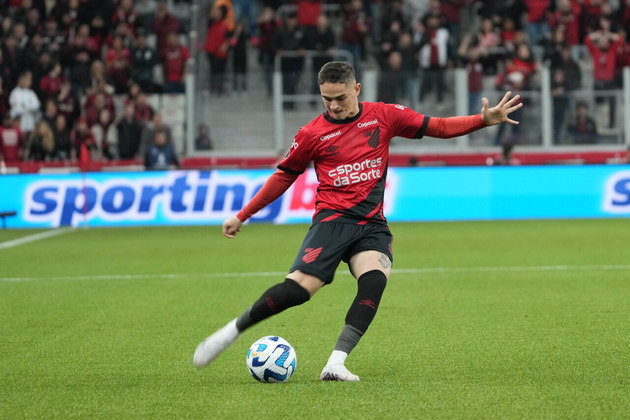 Athletico ParanaenseQuanto arrecadou: 7,85 milhões de euros (R$ 41,8 milhões na conversão)Principais saídas: Khellven (CSKA Moscou/Rússia); David Terans (Pachuca/México); Felipe Aguilar (Independiente/Argentina)