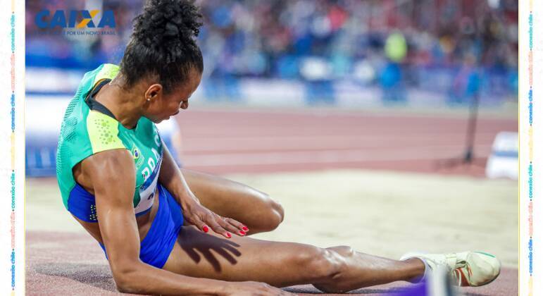 Brasileiros não desistem, e a atleta brasileira do salto em distância Eliane Martins é prova disso! Enquanto disputava a final da categoria, a atleta tentou fazer um salto, mas passou reto pela caixa de areia e caiu no chão. Quando as câmeras se aproximaram de Eliane, mostraram que ela havia sofrido uma cãibra bizarra e estava com a perna deformada. Veja as fotos: