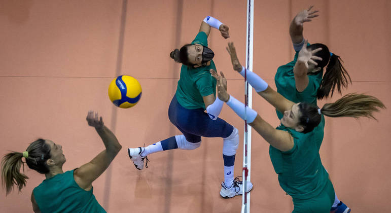 Treino da equipe feminina de volei do Time Brasil na cidade de Sagamihara