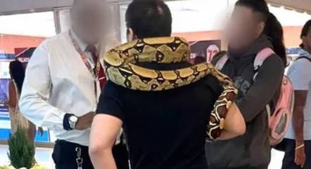 Foto mostra o cliente com a cobra
