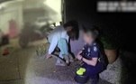 A filmagem feita pelos policiais mostra a complicação para lidar com o réptil, provavelmente muito assustado