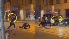 Vídeo chocante: tutor usa píton de estimação como arma para atacar homem na rua