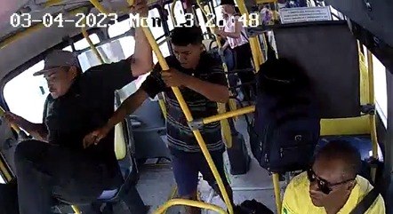 Câmeras de segurança do ônibus registraram a ação