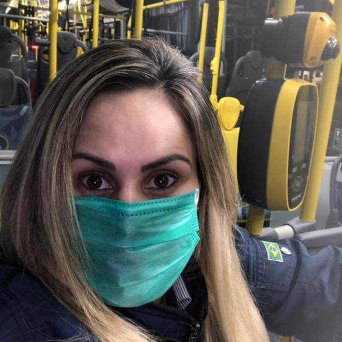 Cobradora de ônibus Márcia Cristina Chaves Lima passa o dia com luvas e máscaras por medo de coronavírus