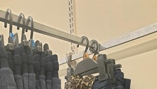 Cliente quase morre de susto ao achar cobra em pijama de loja