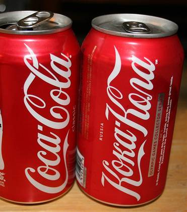 15. Coca-Cola: a empresa de bebidas suspendeu negócios na Rússia em março. Com isso, produtos da marca estão praticamente ausentes das prateleiras no país e o que restou custa extremamente caro. A solução encontrada para suprir a falta dos refrigerantes da empresa foi divulgada pela Ochakovo, fabricante de bebidas russa, que lançou a CoolCola, a Fancy e a Street, correspondentes à Coca-Cola, à Fanta e à Sprite