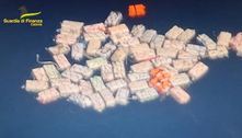 Polícia italiana encontra carga de cocaína avaliada em R$ 2,1 bilhões boiando no mar