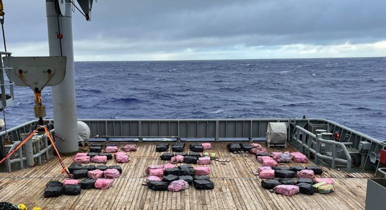Carga de cocaína estava dividida em 81 pacotes e estava flutuando no mar