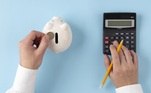 Cofre porquinho branco, moeda e calculadora. Freepik