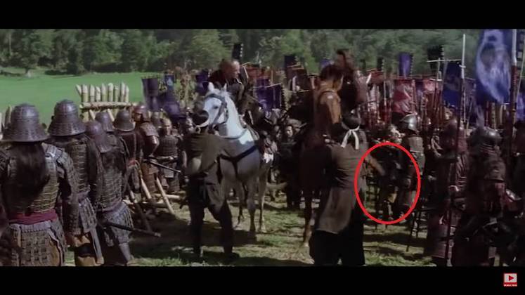 Coice em “O Último Samurai” (2003): Em uma cena de preparação para a guerra, é possível ver um dos atores levando um coice de um cavalo. 