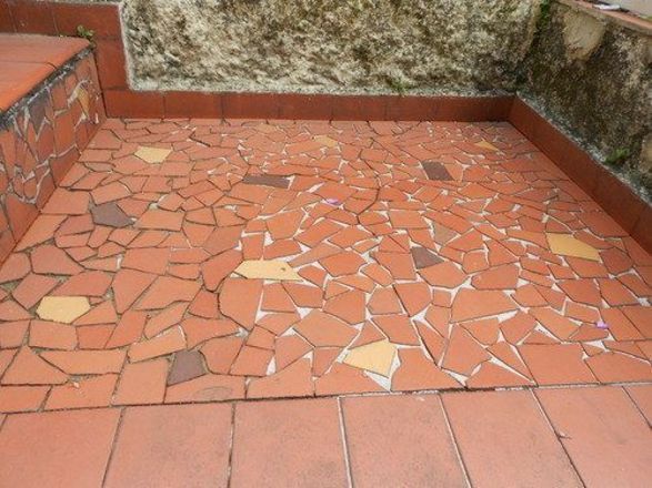 Nada &Atilde;&copy; mais quintal de v&Atilde;&sup3; do que esse piso mosaico de cacos de cer&Atilde;&cent;mica. Dava uma trepida&Atilde;&sect;&Atilde;&pound;o toda especial nas voltas de velotrol