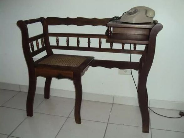 Quando tocava o telefone, a gente sentava nessa cadeira-mesa para atender. Ou para ficar tentando girar os n&Atilde;&ordm;meros do aparelho na hora de ligar. O nove era o mais dif&Atilde;&shy;cil