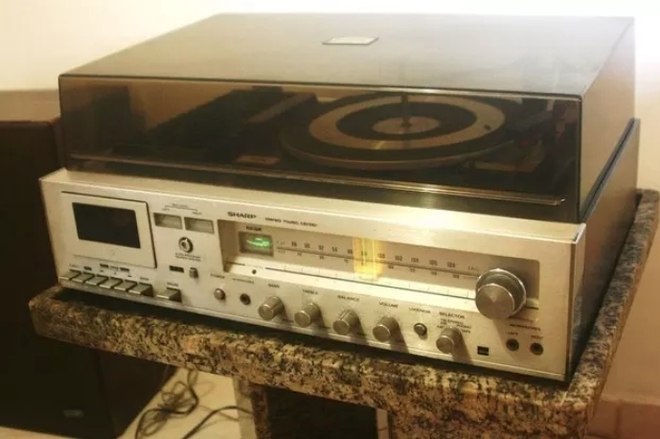 Mas bronca mesmo vinha quando a gente ficava brincando com os bot&Atilde;&micro;es desse aparelho de som