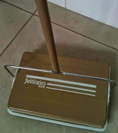 Para limpezas mais leves, a vassoura m&Atilde;&iexcl;gica, tamb&Atilde;&copy;m conhecida como feiticeira, era ideal. Era o aspirador port&Atilde;&iexcl;til da &Atilde;&copy;poca